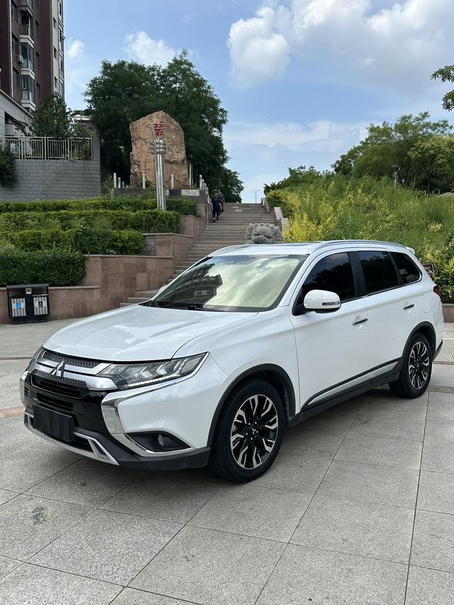 Outlander 2019 2.4L 4WD Peugeot 5-seat National V