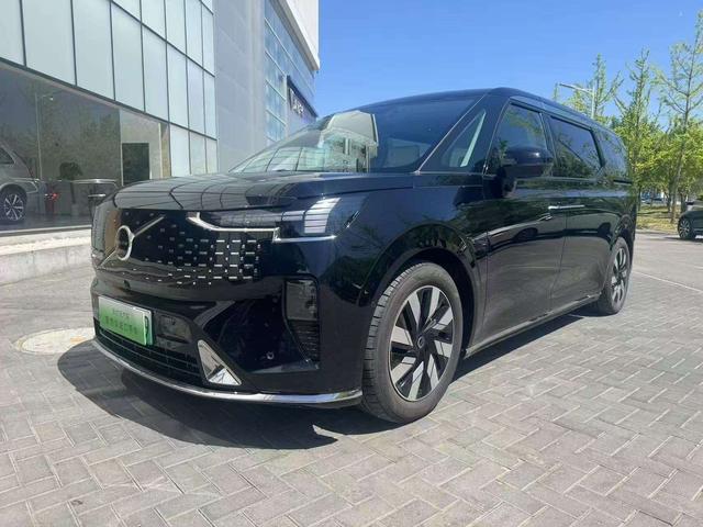 Volvo EM90 2025 Ultra six-seater