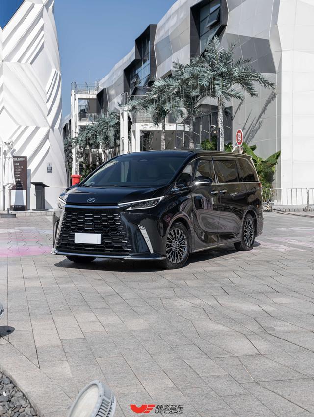Lexus LM 2023 500h DIRECT4 four-seater Royal Edition