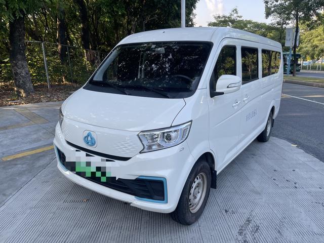 Cross Star V7 EV 2024 251km hatchback door comfortable 6-seater
