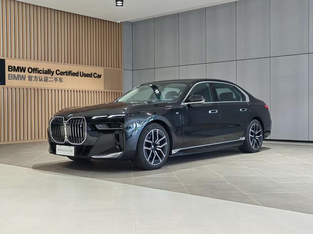 BMW i7 2023 eDrive50L leading M sports suit