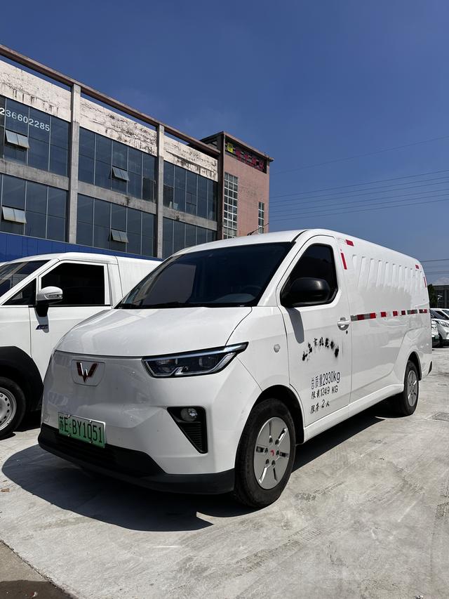 Wuling Yangguang 2024 model 300km comfortable Window Sealing version 75kW