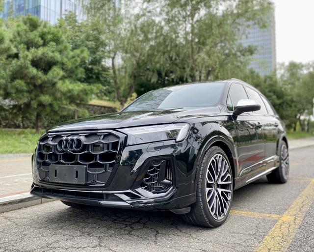 Audi SQ7 2024 model 4.0 TFSI