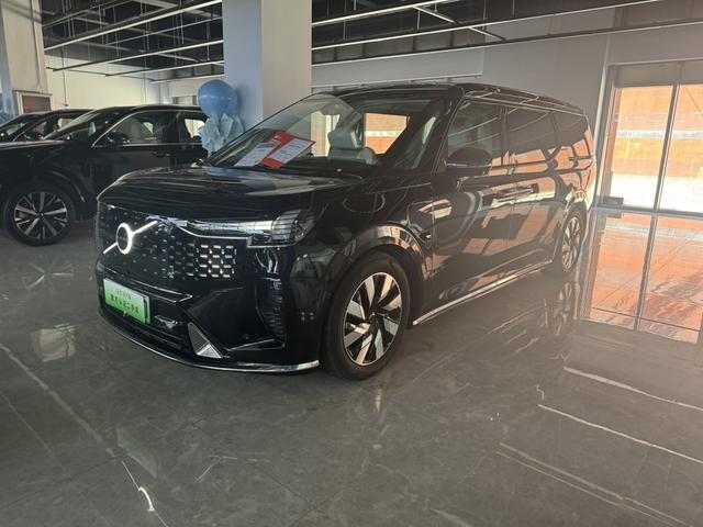 Volvo EM90 2025 Ultra six-seater