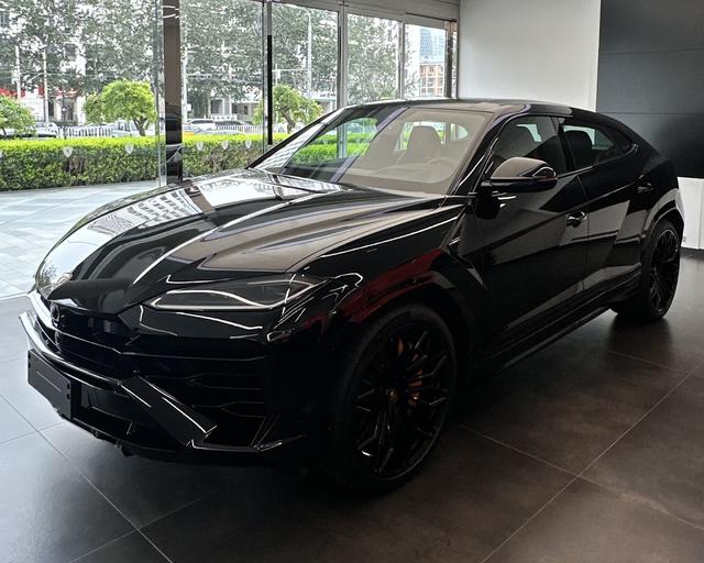 Urus SE 2025 model 4.0T standard type
