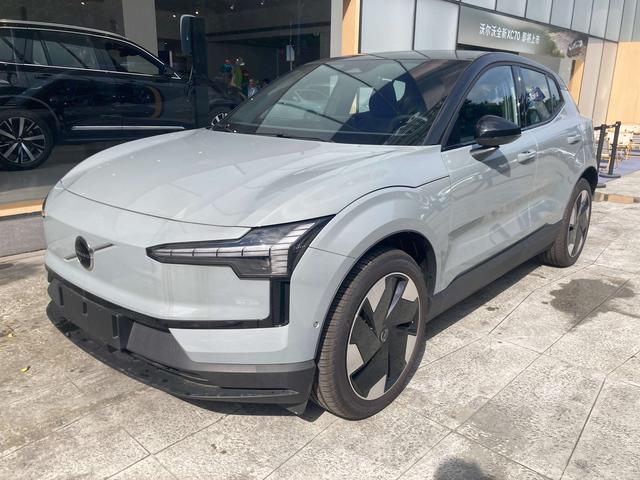 Volvo EX30 2025 rear drive long battery life Version Ultra