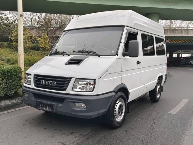 Iveco proud 2020 2.5T A35 bus double tire mid-top 5-9 seat country VI