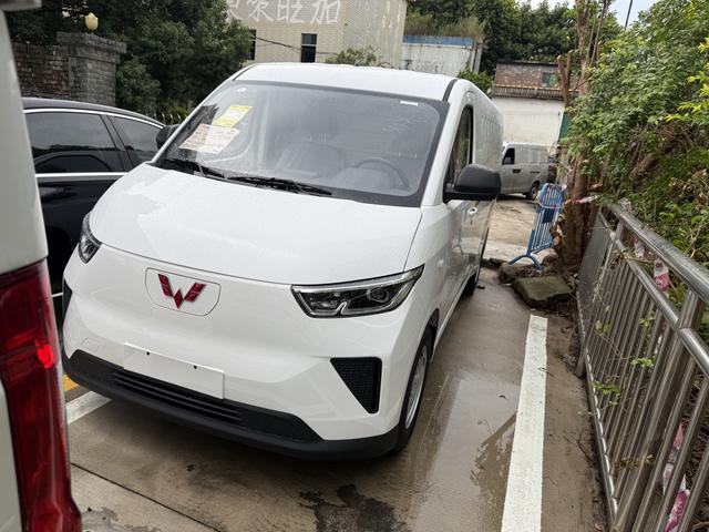 Wuling Yangguang 2024 model 300km practical Window Sealing version 75kW