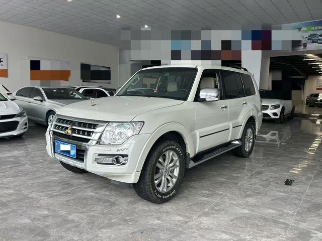 Pajero 2019 model 3.8T automatic four-wheel drive 7-seater parallel import