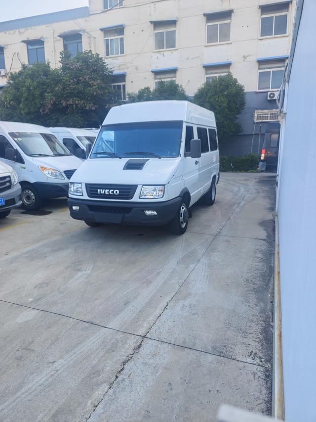 Iveco proud 2023 A35M1 multi-purpose passenger car 2.5T national six manual transmission short axle mid-top double tire manual door