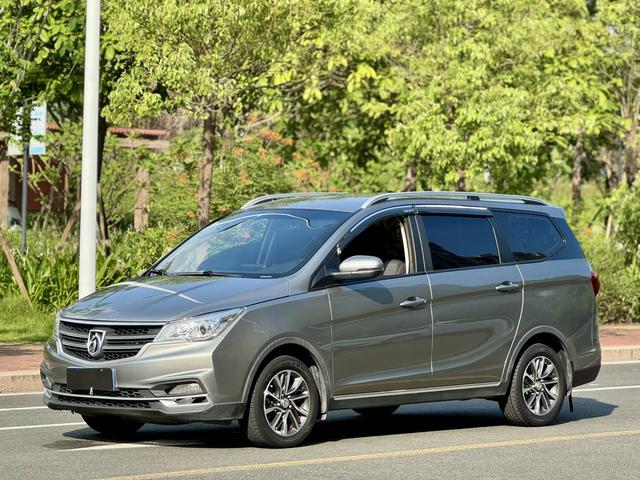 Baojun 730 2019 1.5L manual fashion type 7-seater national V