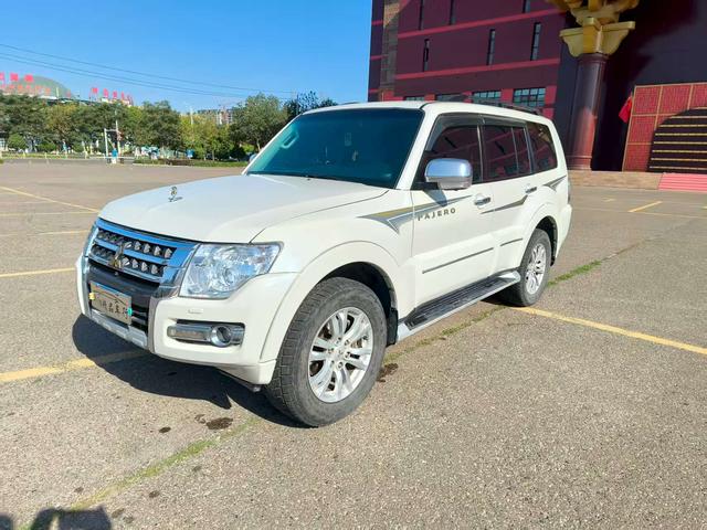 Pajero 2019 model 3.8T automatic four-wheel drive 7-seater parallel import