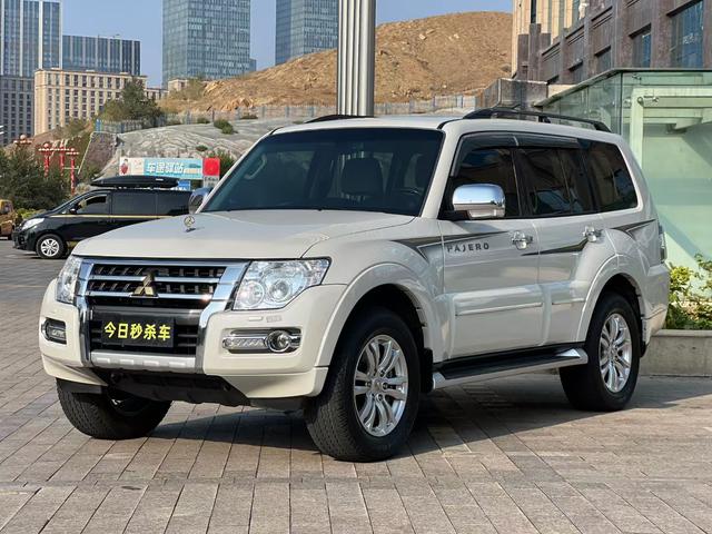 Pajero 2019 model 3.8T automatic four-wheel drive 7-seater parallel import