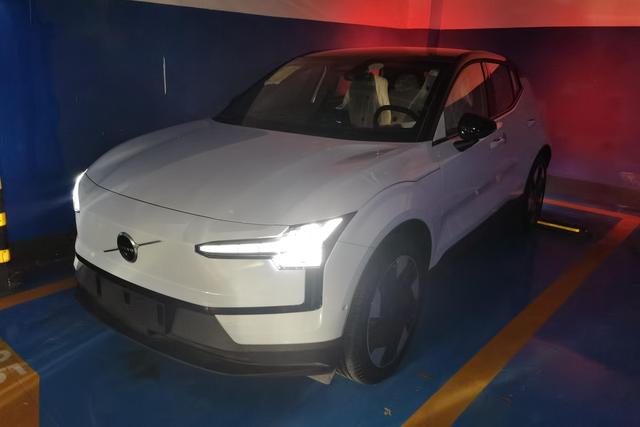 Volvo EX30 2025 rear drive long battery life Version Ultra