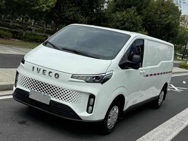Iveco Juxing 2023 V33 2.0T manual transmission van transporter 2/3 seat low-top 93KW Star Road Version