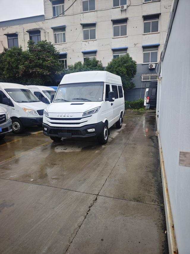 Iveco proud 2024 A35M1 intermediate operation passenger car 2.5T national six manual gear short axle mid-top single tire manual door
