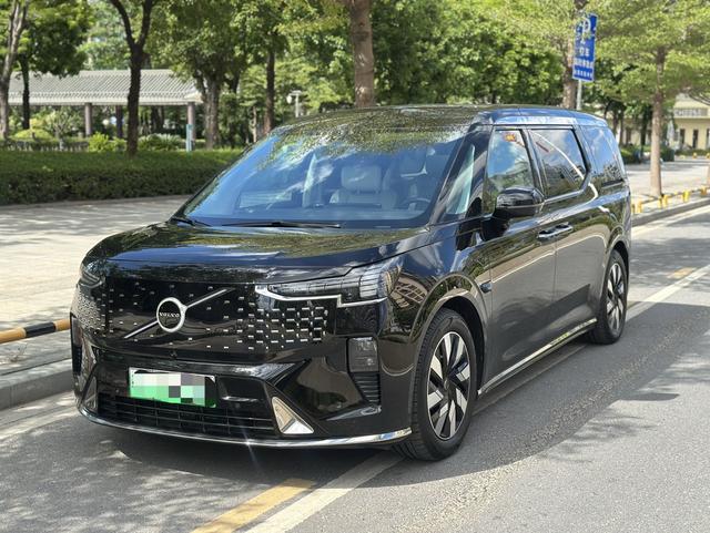 Volvo EM90 2025 Ultra six-seater