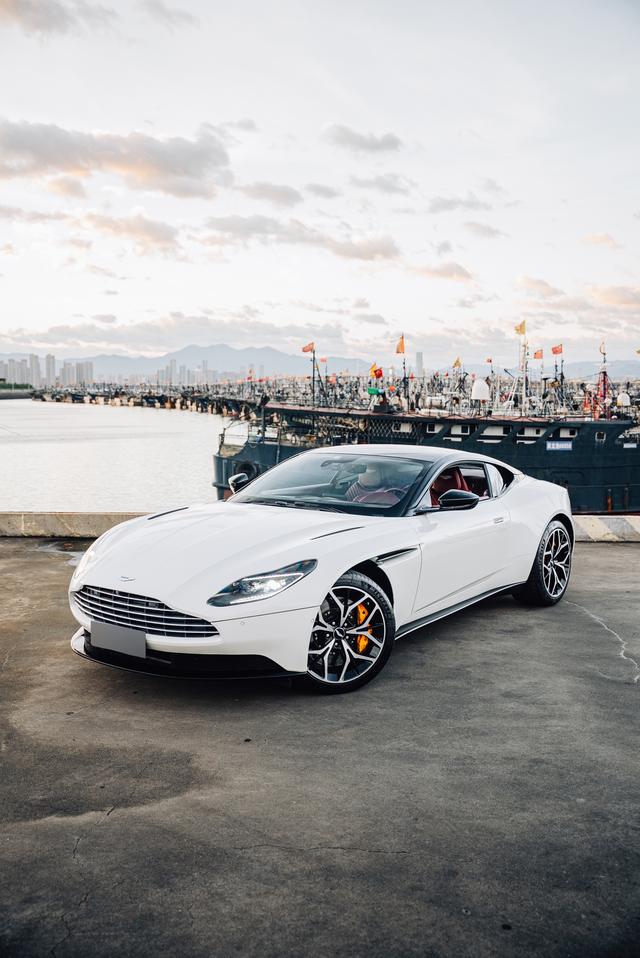 Aston Martin DB11 2019 4.0T V8 Coupe