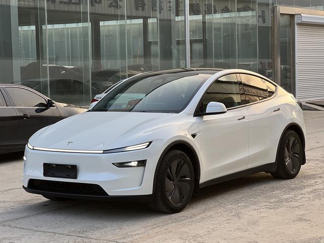 Model Y 2025 long battery life all-wheel drive first version