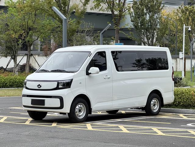 Ruixing EM80 2025 passenger version comfortable 6-seater 300km open door 70kW