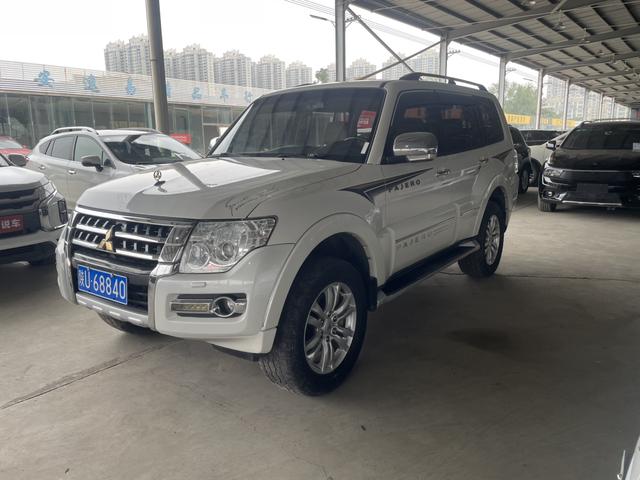 Pajero 2017 model 3.8T automatic four-wheel drive 7-seater parallel import