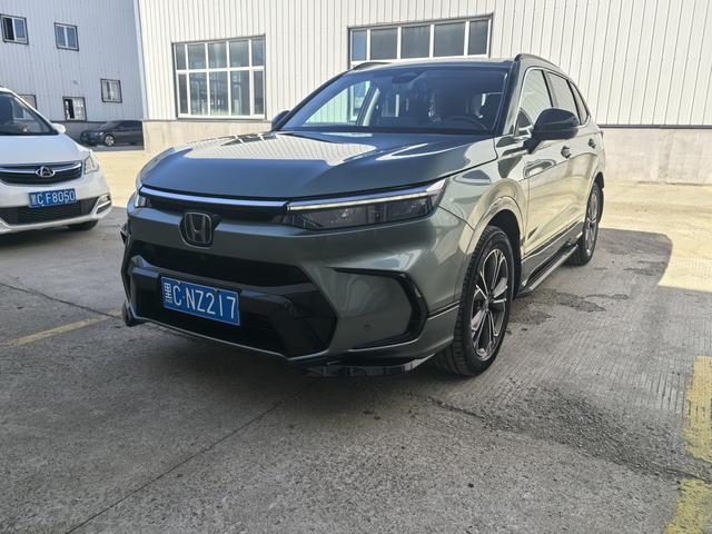 White Shadow 2023 240TURBO CVT 4WD Premium Edition