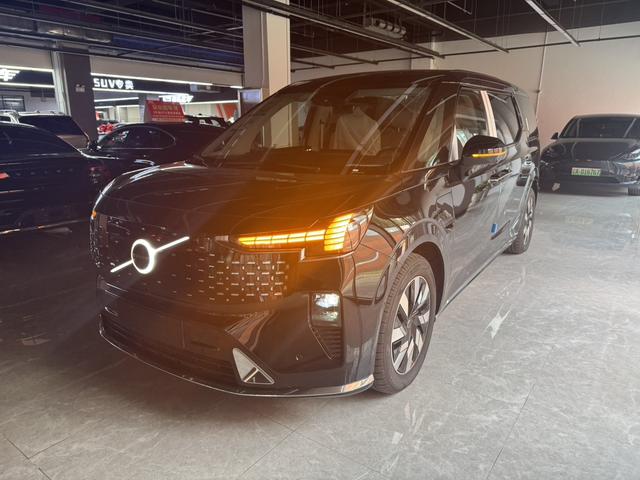 Volvo EM90 2025 Ultra six-seater