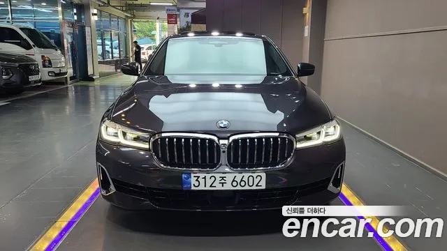 BMW 5-Series 530i xDrive Luxury