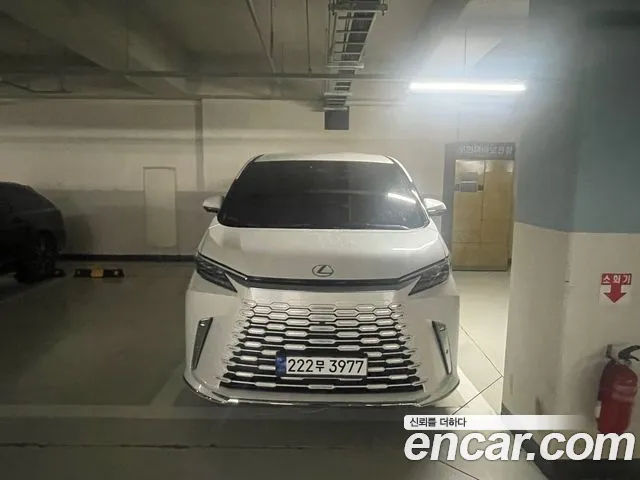 Lexus LM 500h Royal
