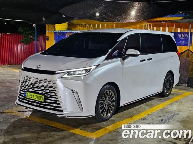 Lexus LM 500h Royal