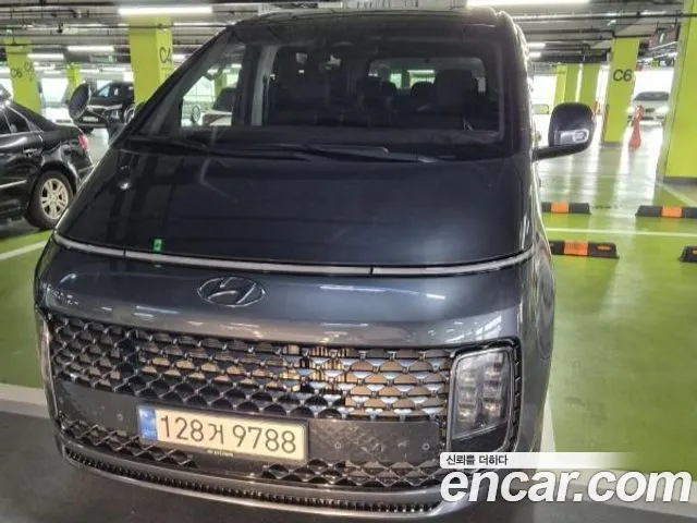 Hyundai Staria Lounge 9-Seater