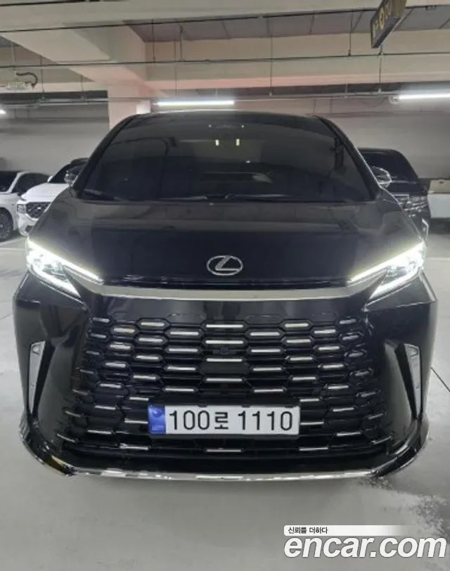 Lexus LM 500h Royal
