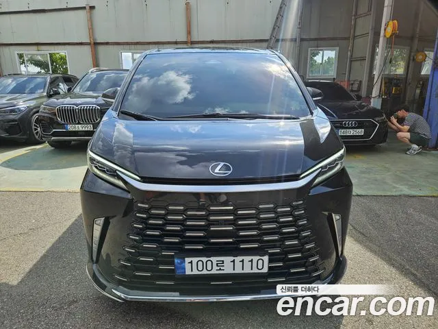 Lexus LM 500h Royal