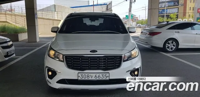 Kia Canival 9-Seater Luxury