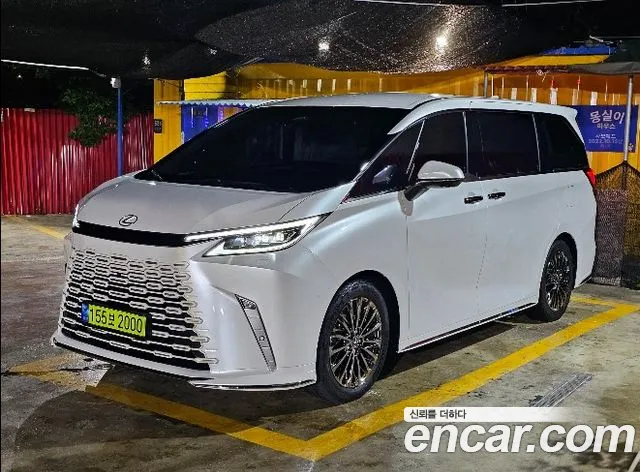 Lexus LM 500h Royal