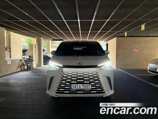 Lexus LM 500h Royal