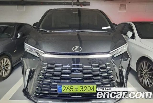 Lexus LM 500h Royal