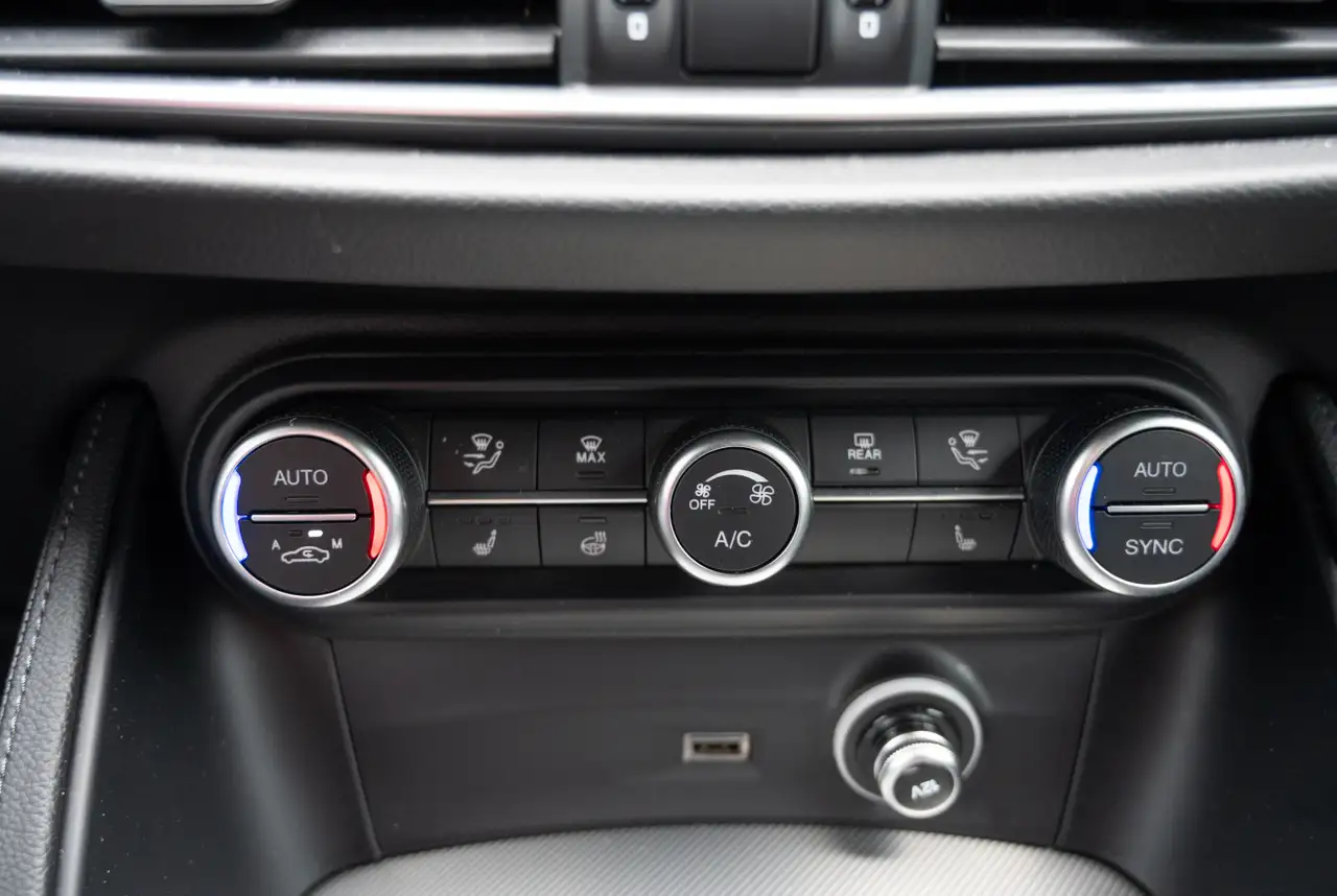 StelvioVeloce Q4 2.2 JTDM 210 AT8