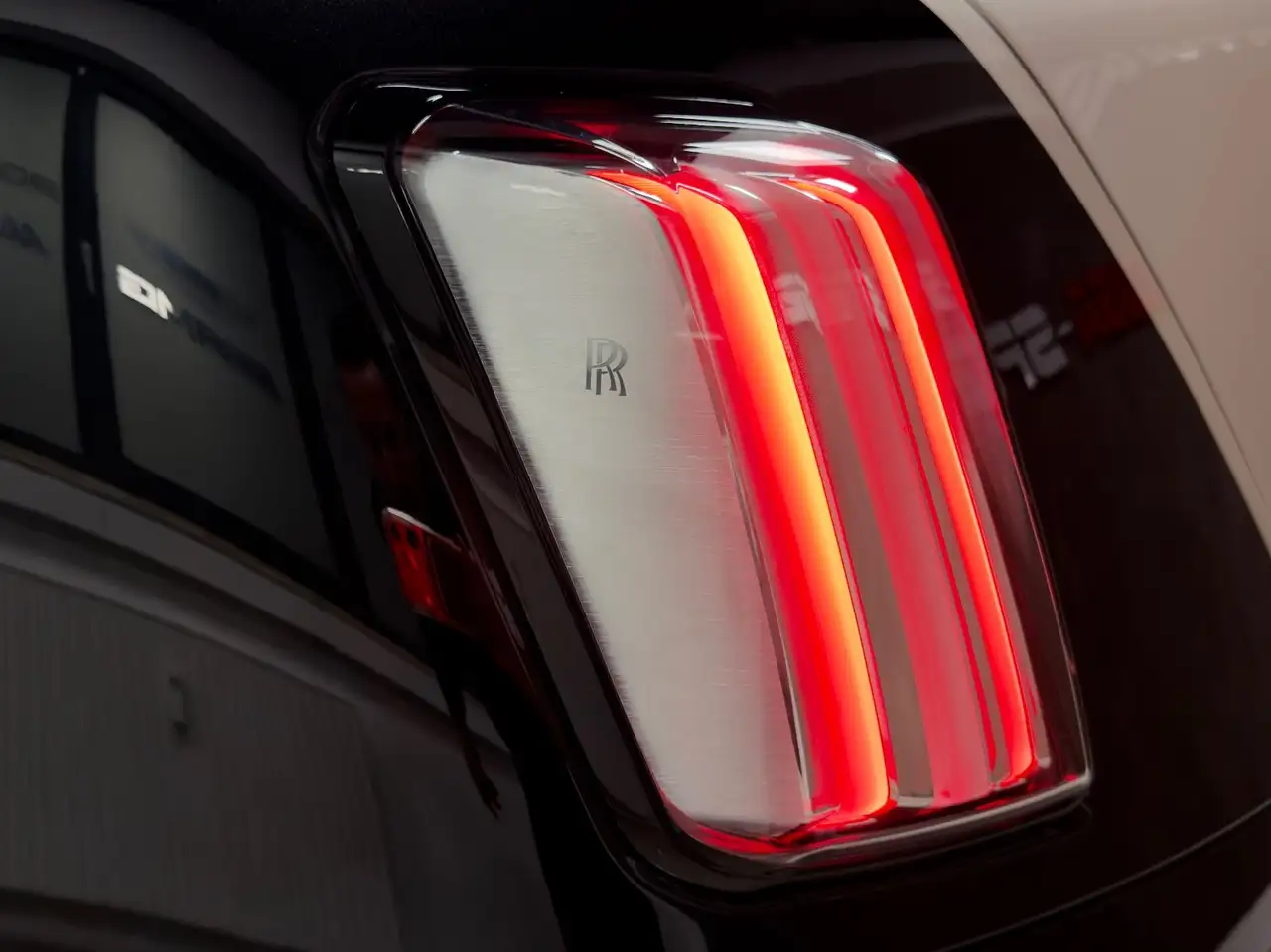 SpectreSPECTRE DUO-TONE STARLIGHT BESPOKE FULLOPTION!!!