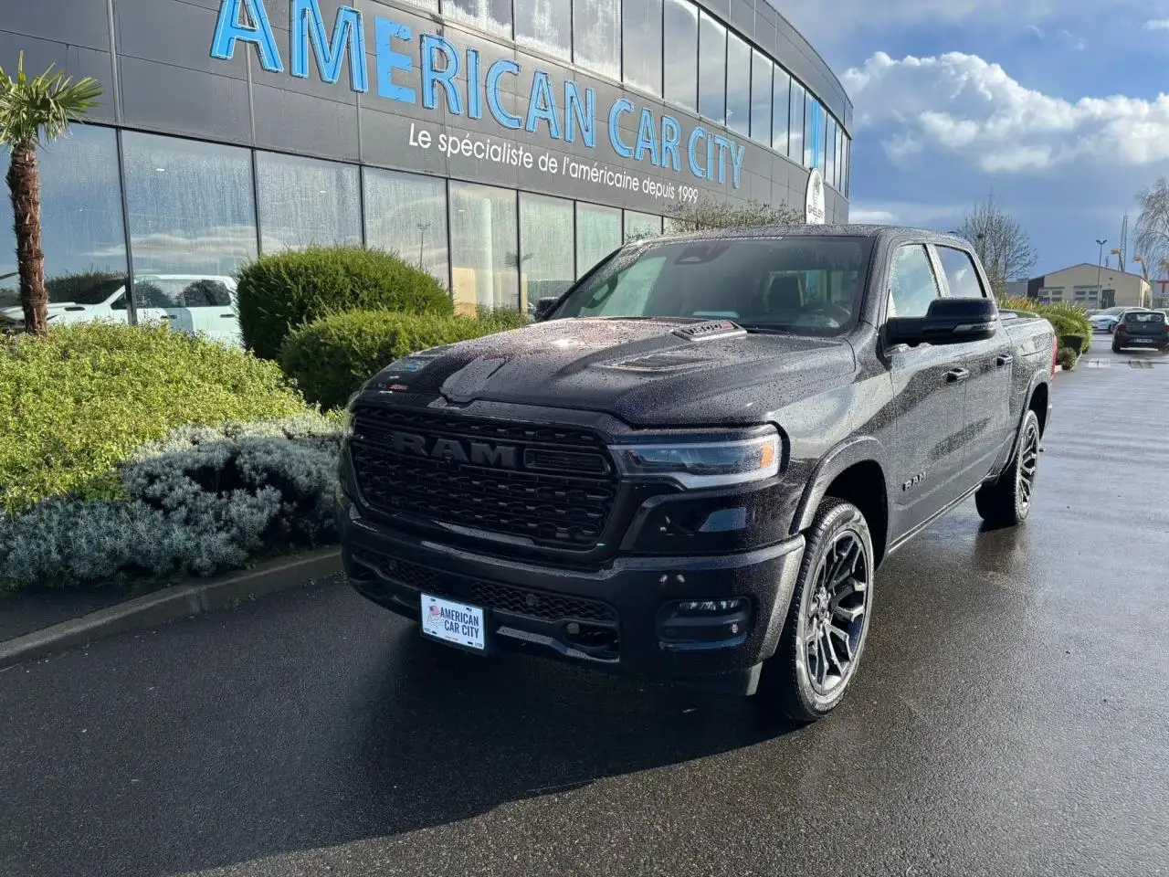 RAM1500 CREW LIMITED NIGHT EDITION RAMBOX 2025