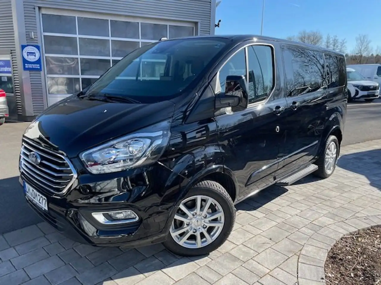 Tourneo Custom320 L1 Tourneo Titanium Rollstuhlumbau Linearlift