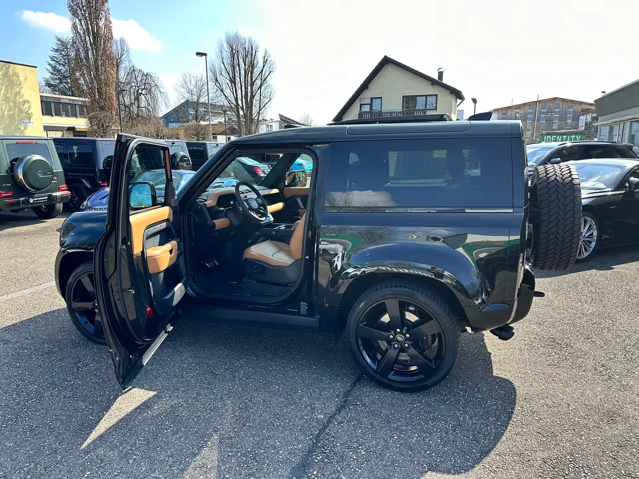 Defender90 V8*Black Pack Leder Tan Ebony ACC 22" AHK Pano*