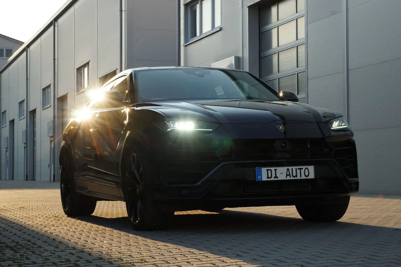 UrusSE 4.0 PHEV Hybrid / 9 months / free config