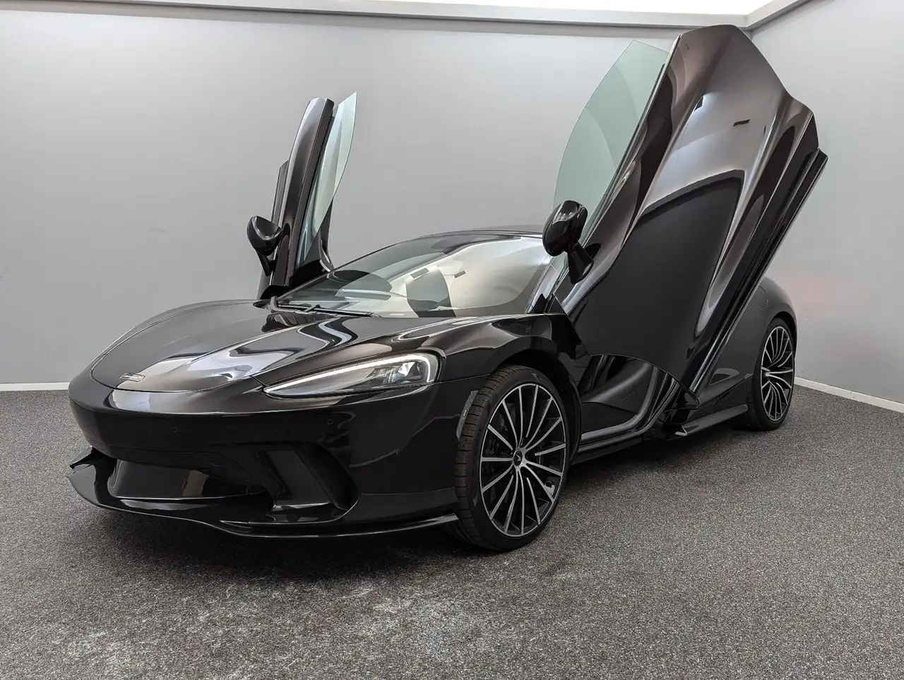 GT*MY2023*BLACK/BLACK*CARBON*FULL OPTIONS*B&W