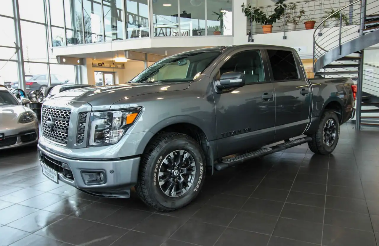 Titan5.6L V8 4WD Platinum Midnight/Kamera/SHZ