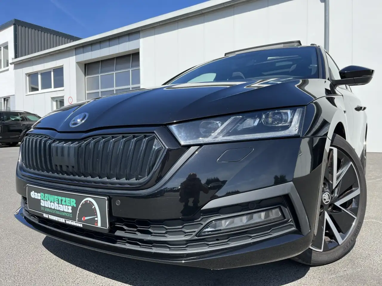 OctaviaCombi 2.0 TDI DSG Sportline AHK STHZ Panorama Head