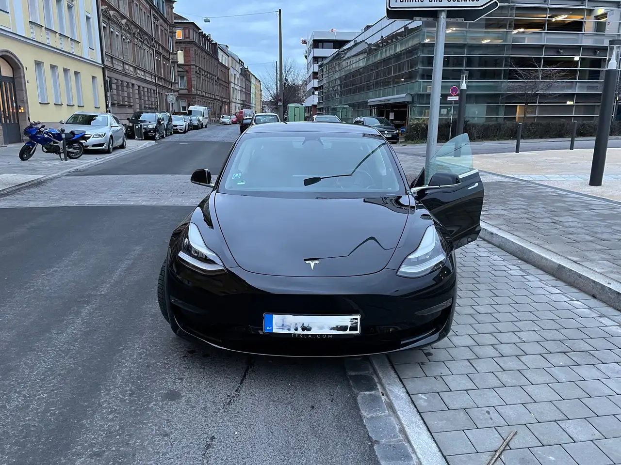 Model 3Model 3 Langstreckenbatt. Allradantrieb Dual Motor