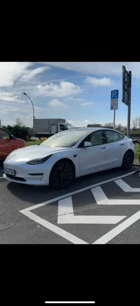 Model 3Langstreckenbatt. Allradantrieb Dual Motor Perform