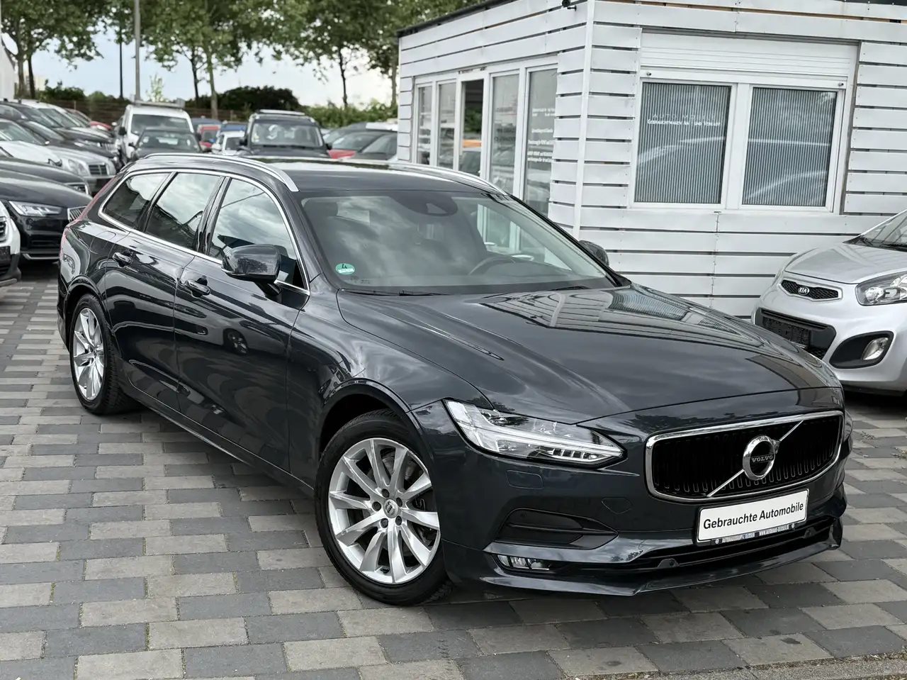V902.0 Momentum AWD(4x4) Automatik Leder Navi