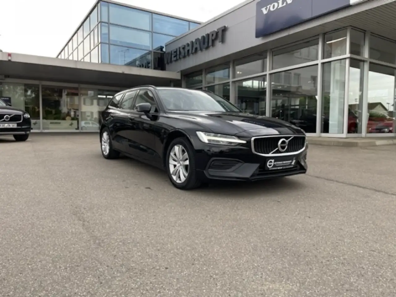 V60D4*Momentum*PDC*Keyless*OnCall*Standhzg*NSW